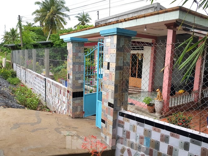 Unique iPhone-case-lodged wall house in Vietnam The wall and the gate are covered in iphone cases
